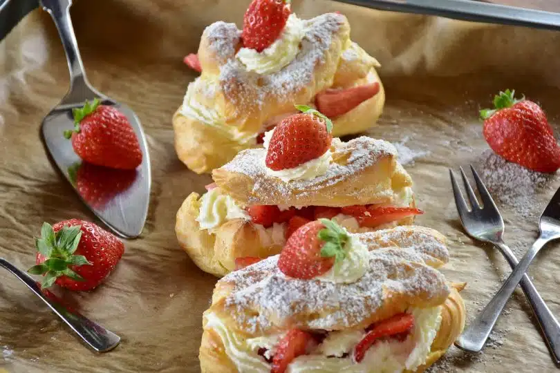 eclair, strawberrycake, strawberries