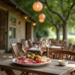 Planche de charcuterie et verre de rosé sur une table en bois à la guinguette de la ferme à Bondues