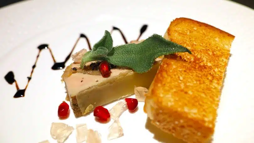 Comment décorer une assiette de foie gras d'oie ?