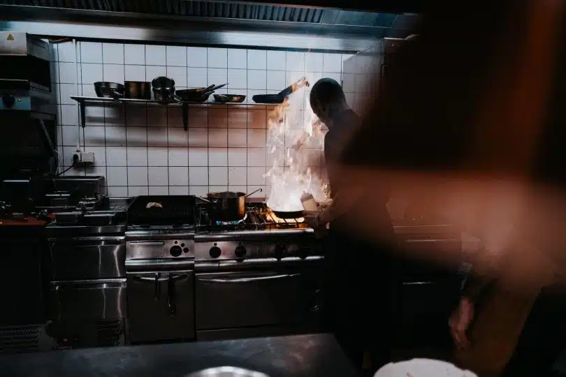 Comment meubler la cuisine d'un restaurant : tous les essentiels