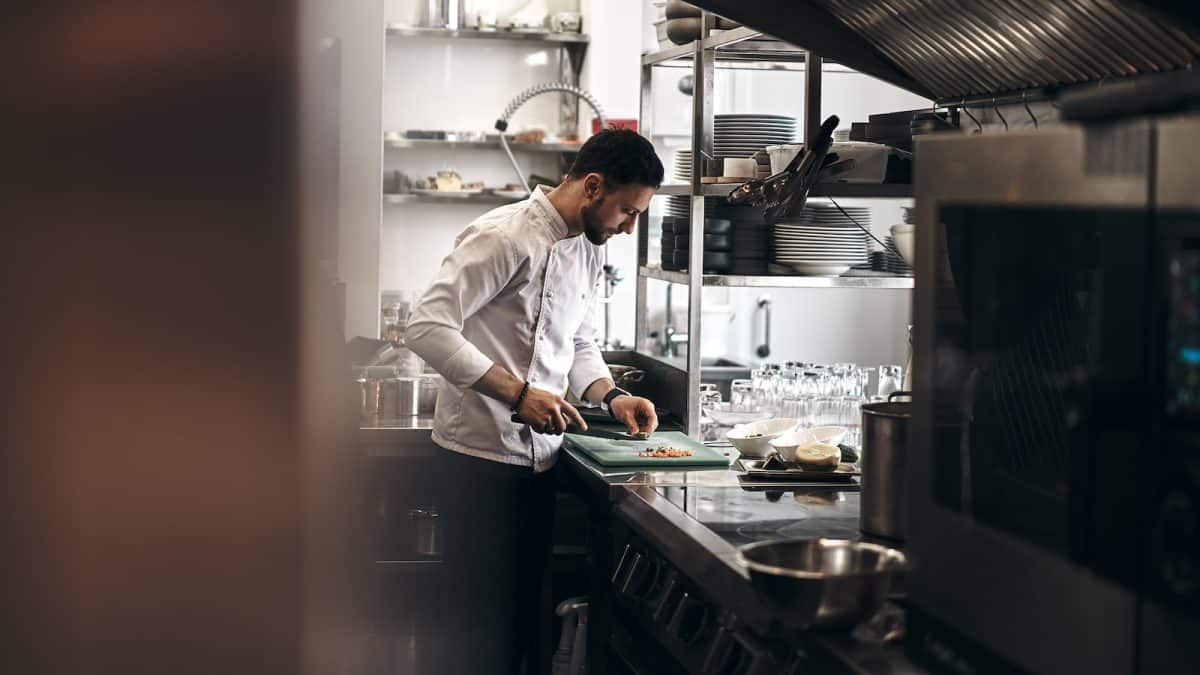Comment meubler la cuisine d'un restaurant : tous les essentiels